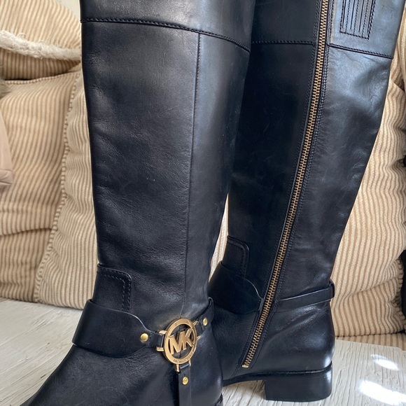 Used Black MICHAEL KORS WOMEN’S boots, size 7. - Picture 4 of 4